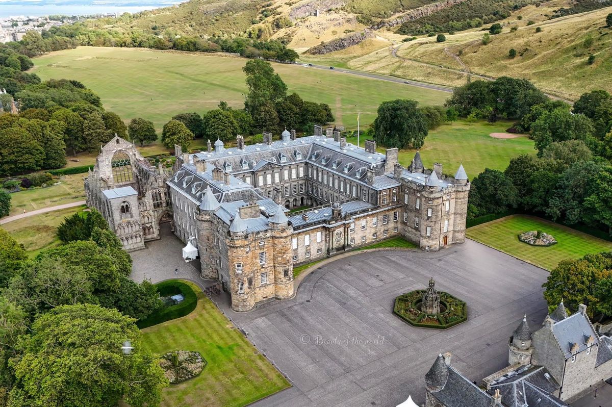 O Palácio de Holyroodhouse localizado bem na base do parque onde começam os caminhos em direção ao Arthur's Seat. Edimburgo.