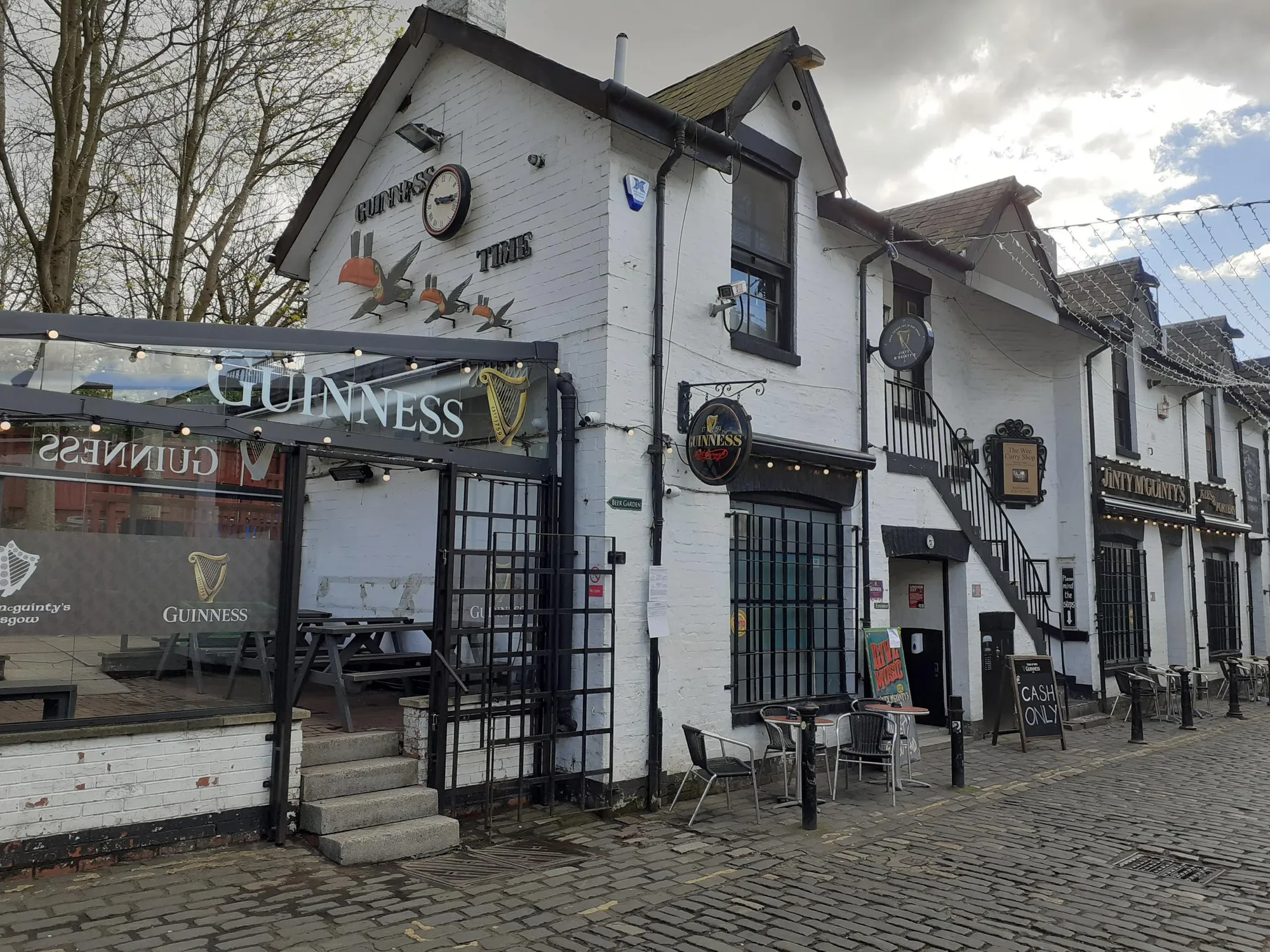 O pub The Jinty McGuinty's em Ashton Lane, Glasgow.