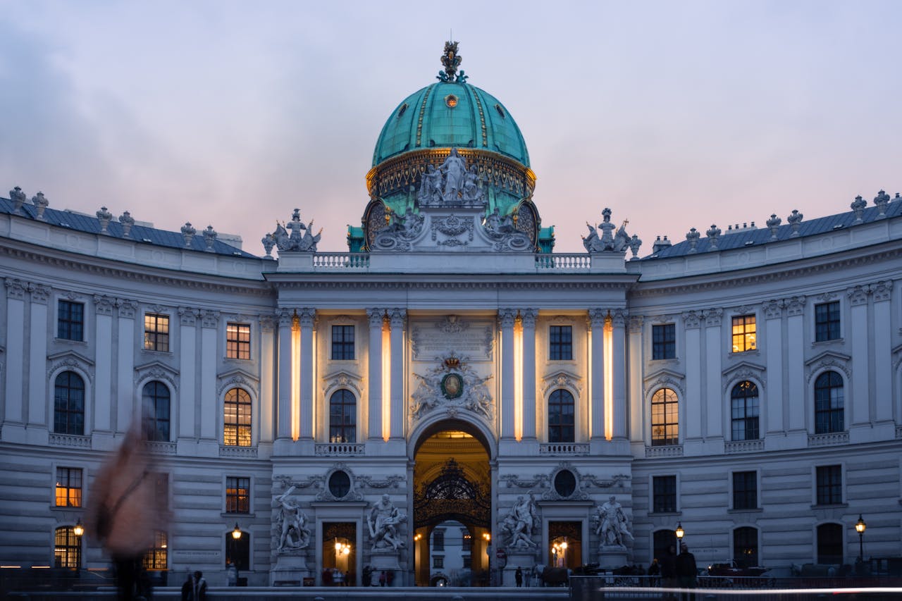 La arquitectura de Viena es una mezcla fascinante de opulencia imperial y vanguardia rebelde. Lo que la hace única es cómo conviven palacios gigantescos con edificios que parecen sacados de un sueño surrealista.