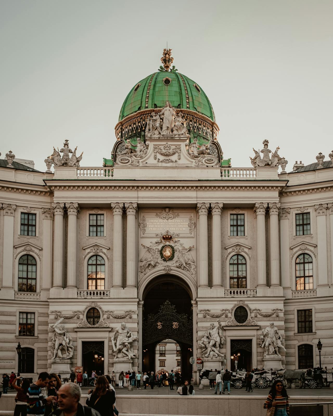 El territorio abarca 83 871 km² de superficie​ y el clima predominante es el alpino. Solo el 32 % del país está por debajo de los 500 metros de altitud, y el punto más alto es el pico Grossglockner con 3798 m s. n. m.
