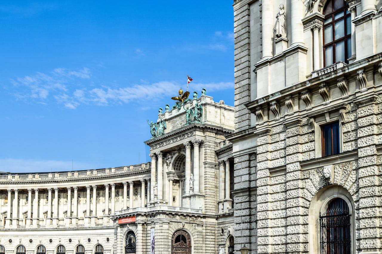 Viena, capital y ciudad más grande de Austria, es reconocida por su elegancia imperial, patrimonio musical clásico (cuna de Mozart y Beethoven) y alta calidad de vida.