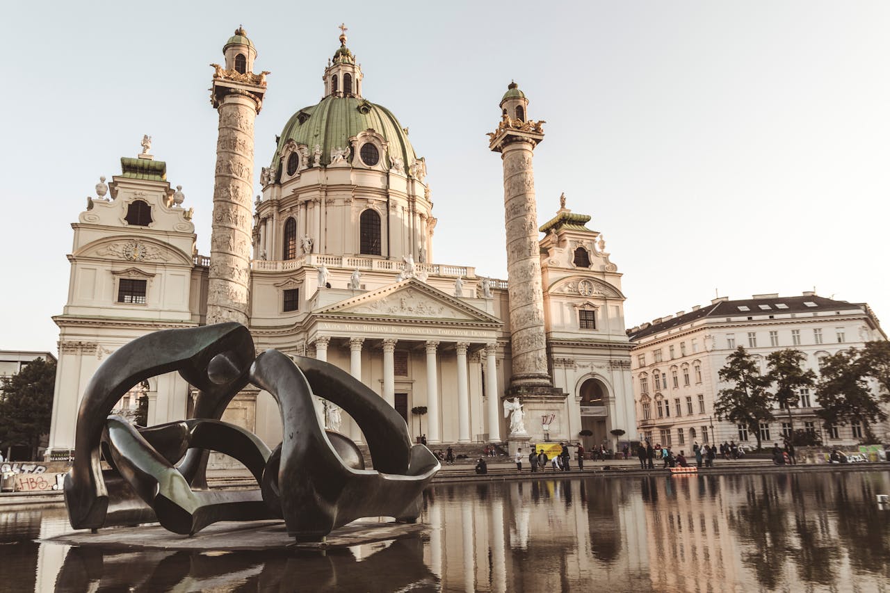 Otras regiones importantes del país son el Bosque de Bohemia al norte, el lago Traunsee y las viñas en las laderas del este.