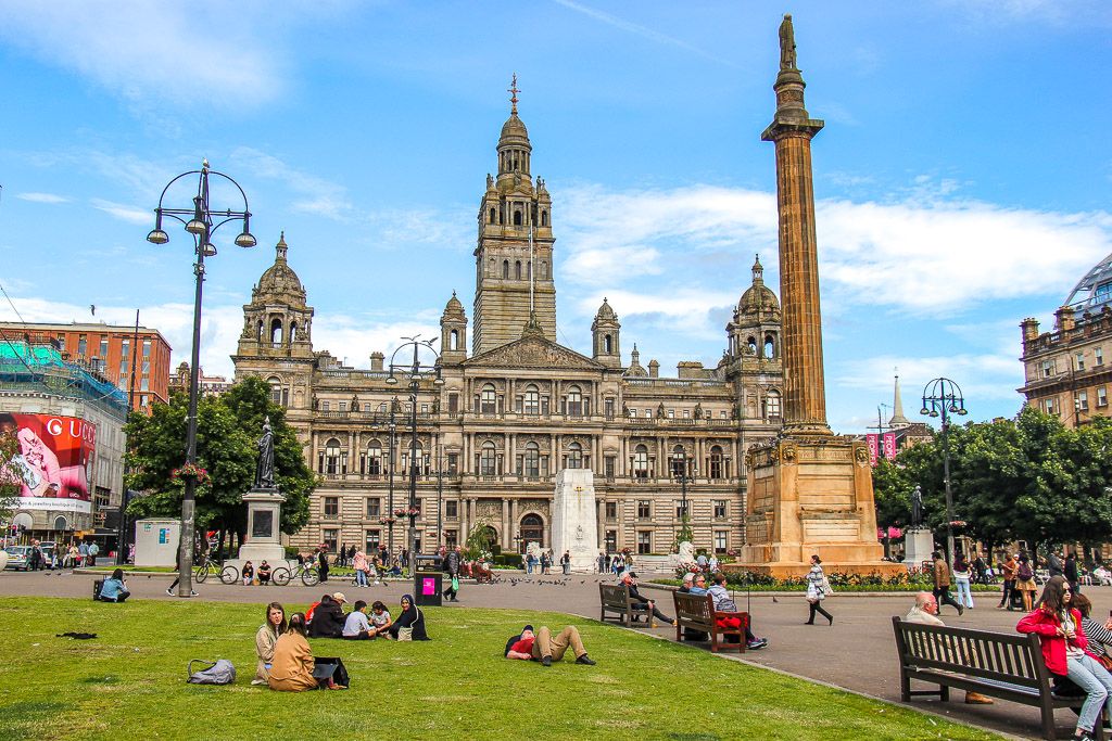 Vista da George Square no centro de Glasgow com a Prefeitura ao fundo.