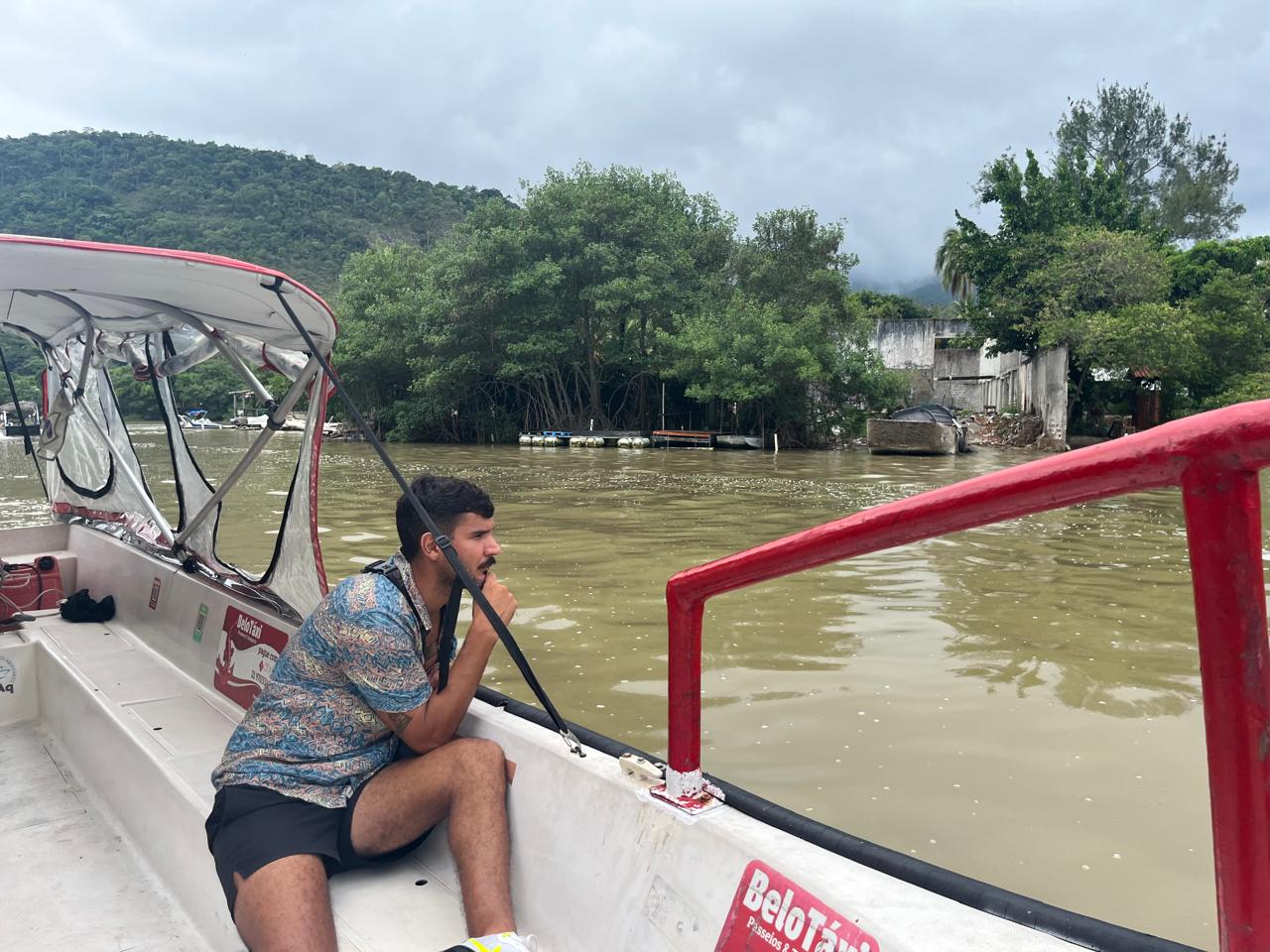 Recorrido en lancha por los canales de manglares del sistema lagunar de Barra da Tijuca avistando vegetación y jacarés autóctonos.