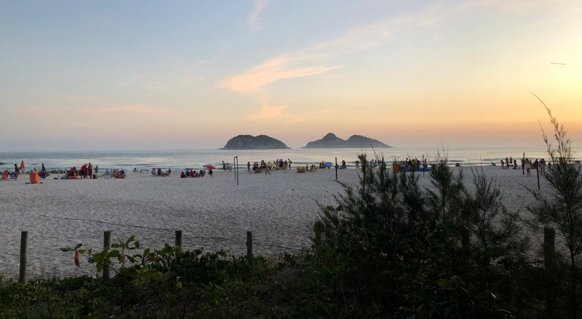 Espectacular atardecer sobre el mar en la playa de Barra da Tijuca con el perfil de las Islas Tijucas en el horizonte.