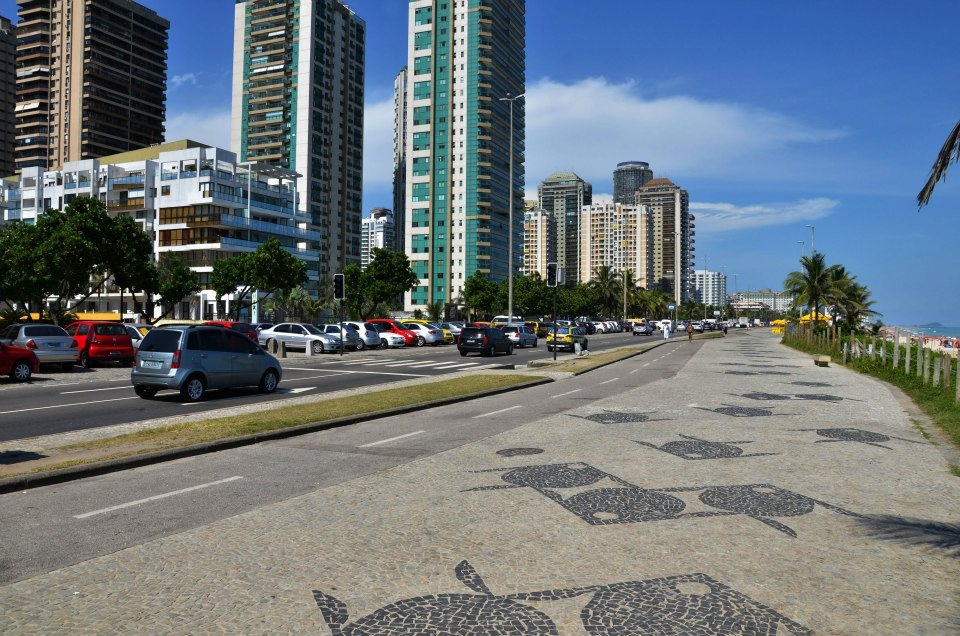 Avenida Lúcio Costa en Barra da Tijuca, Rio de Janeiro.