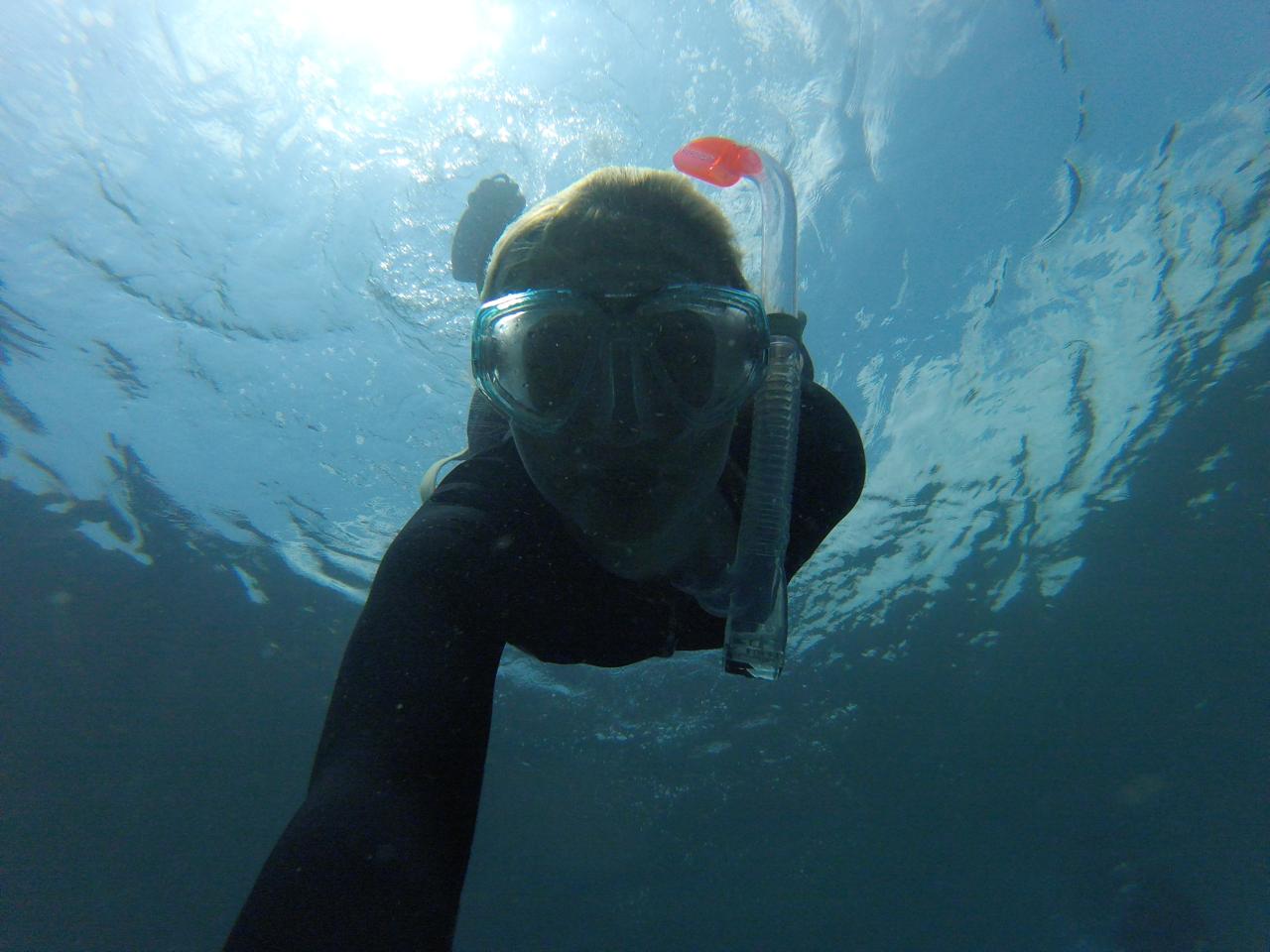 Sophie haciendo snorkel en Caye Caulker, un cayo paradísiaco mar adentro en Belice.