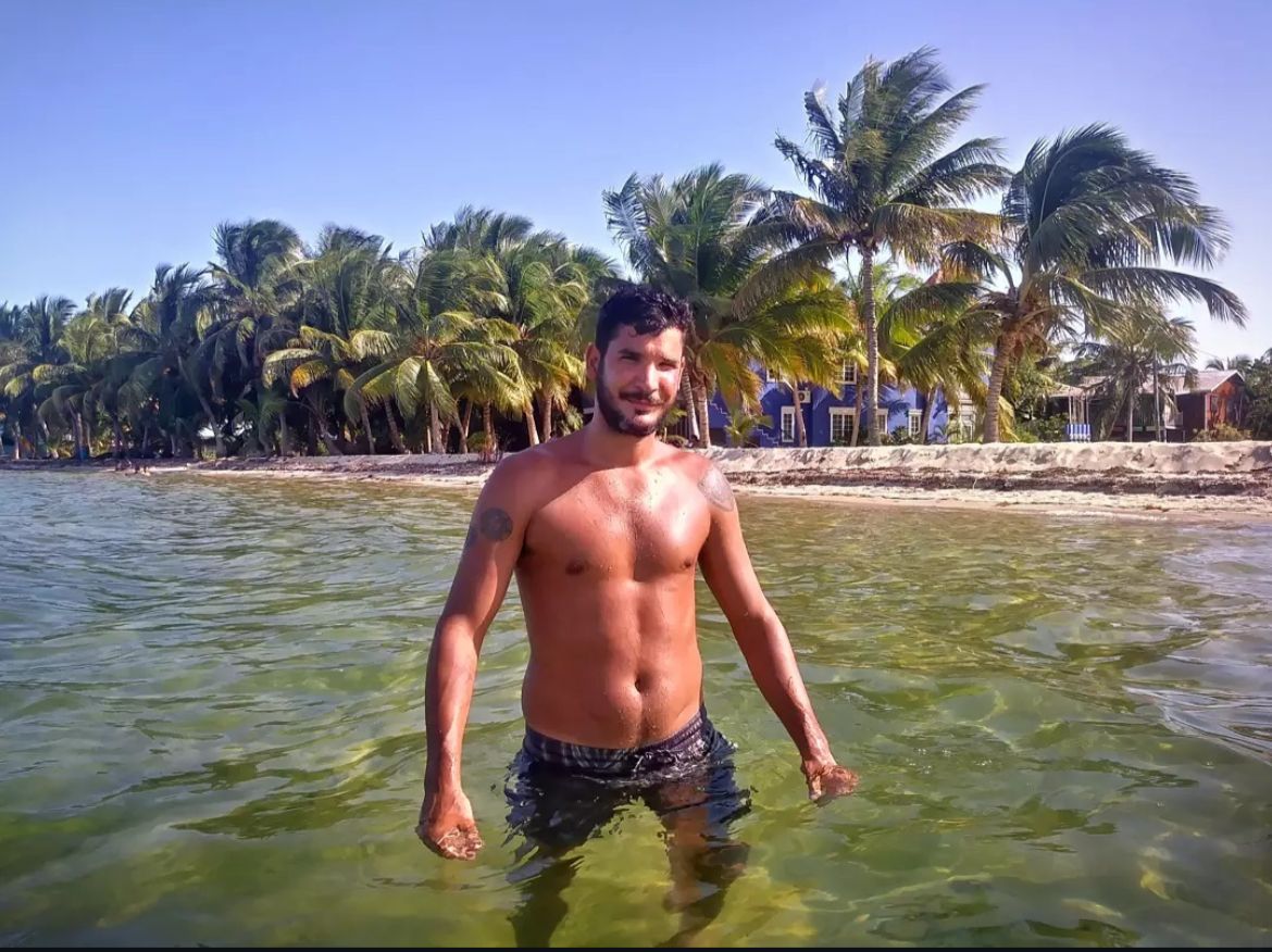 Disfrutando de las playas de Placencia, Belice. El color depende directamente del sol y las mareas, puede ser verde o totalmente transparente. Tambien sufre la llegada de sargazo, aunque por su ubicación geográfica suele estar un poco más protegida que los cayos del norte, la temporada crítica va de marzo a agosto,.