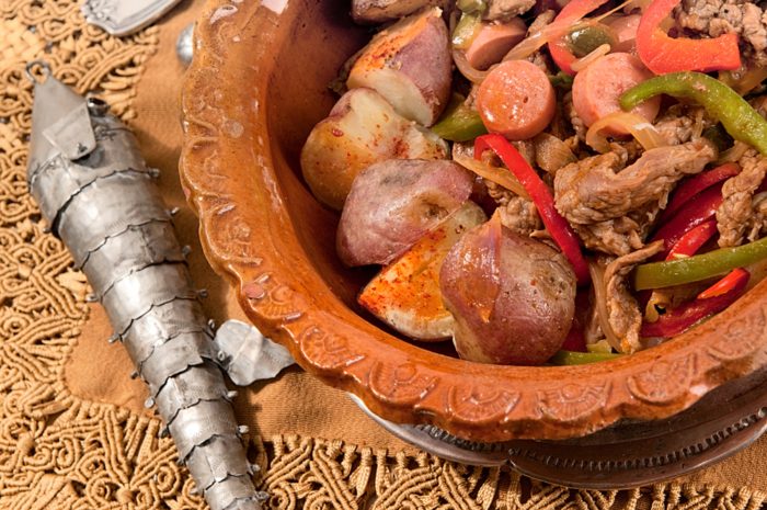 Pique a lo macho. El nombre ya nos indica que hay que ser valiente para dar cuenta de este plato. Se compone de carne cortada en trozos junto a pimientos picantes, patatas fritas, huevos todo en forma de montaña. A la que por fuera poco se añade mostaza, mayonesa y salsa de tomate. El que puede con una generosa ración este plato es posible acabe con un empacho descomunal, pero demostrará que es valiente.