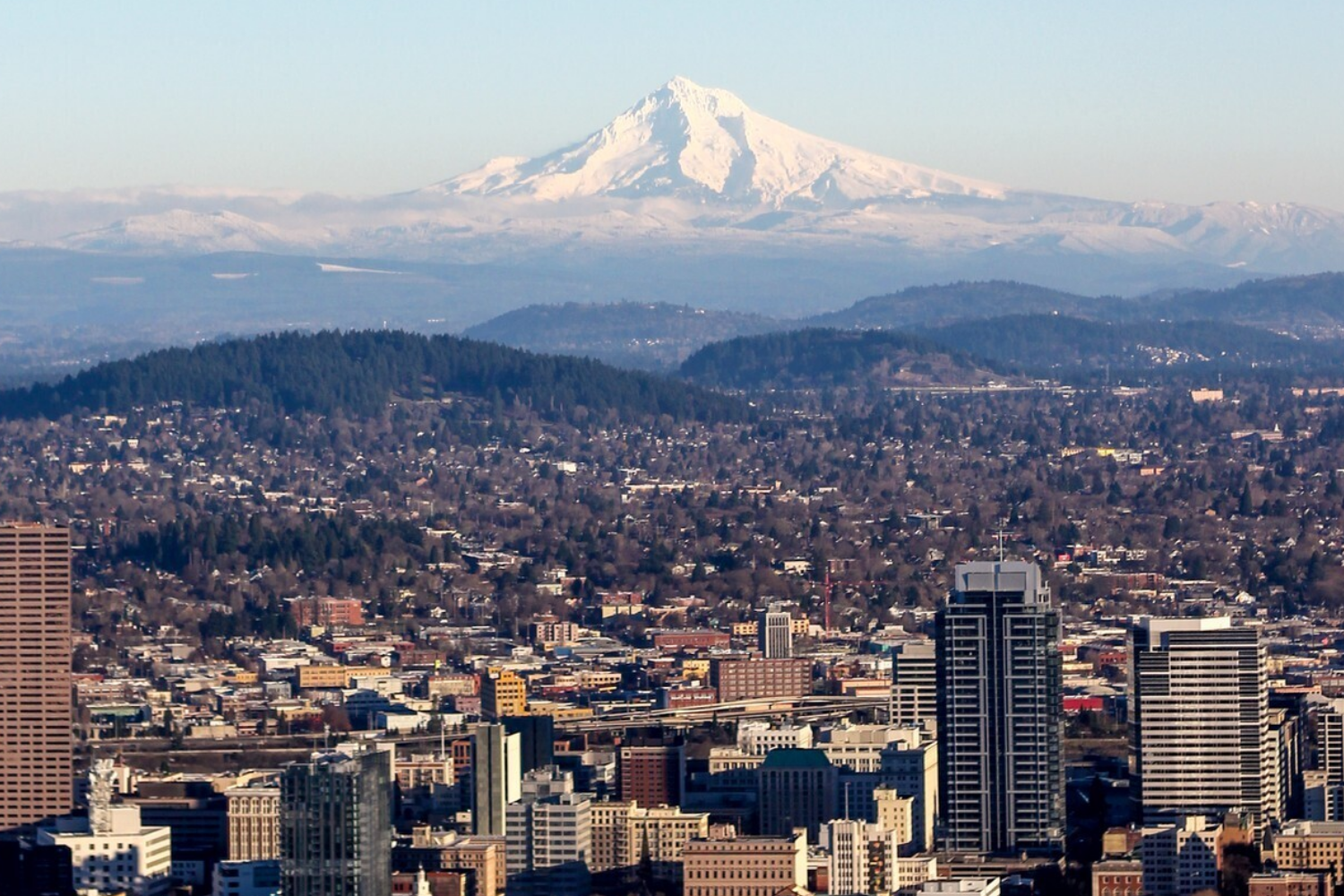 Vista panorámica de La Paz, Bolivia, rodeada por la Cordillera de los Andes.