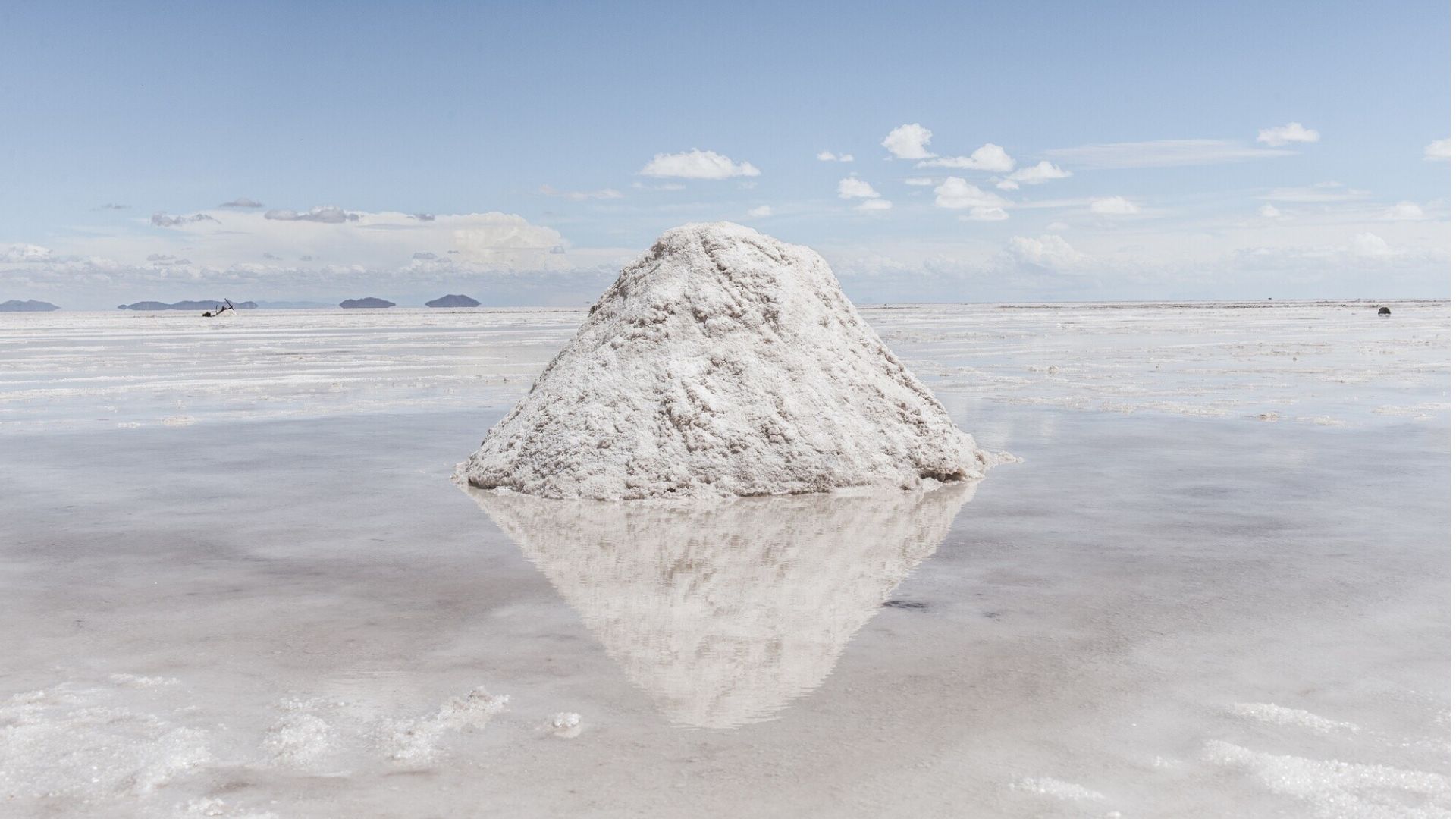 Salar de Uyuni durante la temporada de lluvias, efecto espejo, Bolivia.