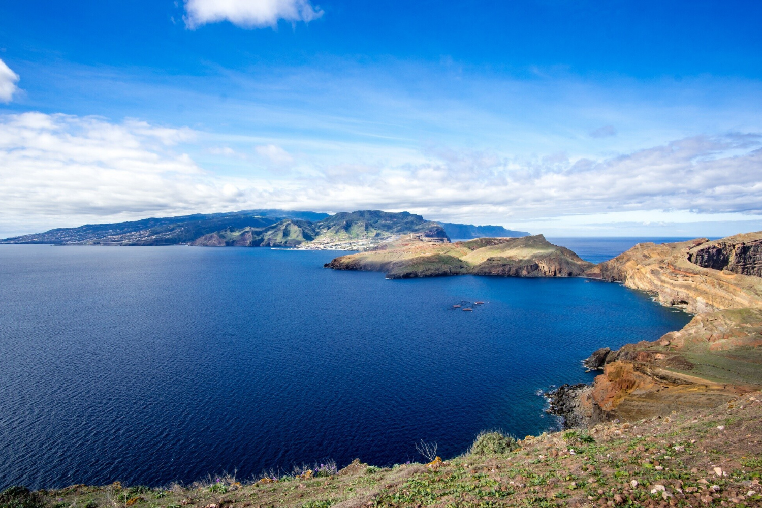 Lago Titicaca en Copacabana, Bolivia, con montañas al fondo.