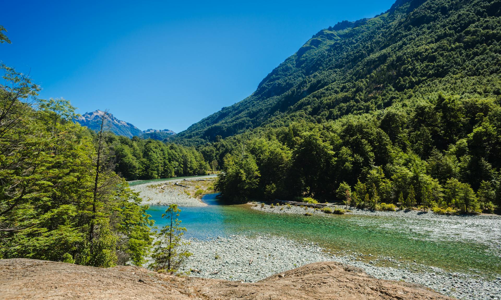 El Bolsón es una ciudad rionegrina ubicada en la Patagonia andina, enclavada en un valle cordillerano al pie del Cerro Piltriquitrón. Es famosa por tener la red de refugios de montaña más grande de Sudamérica.