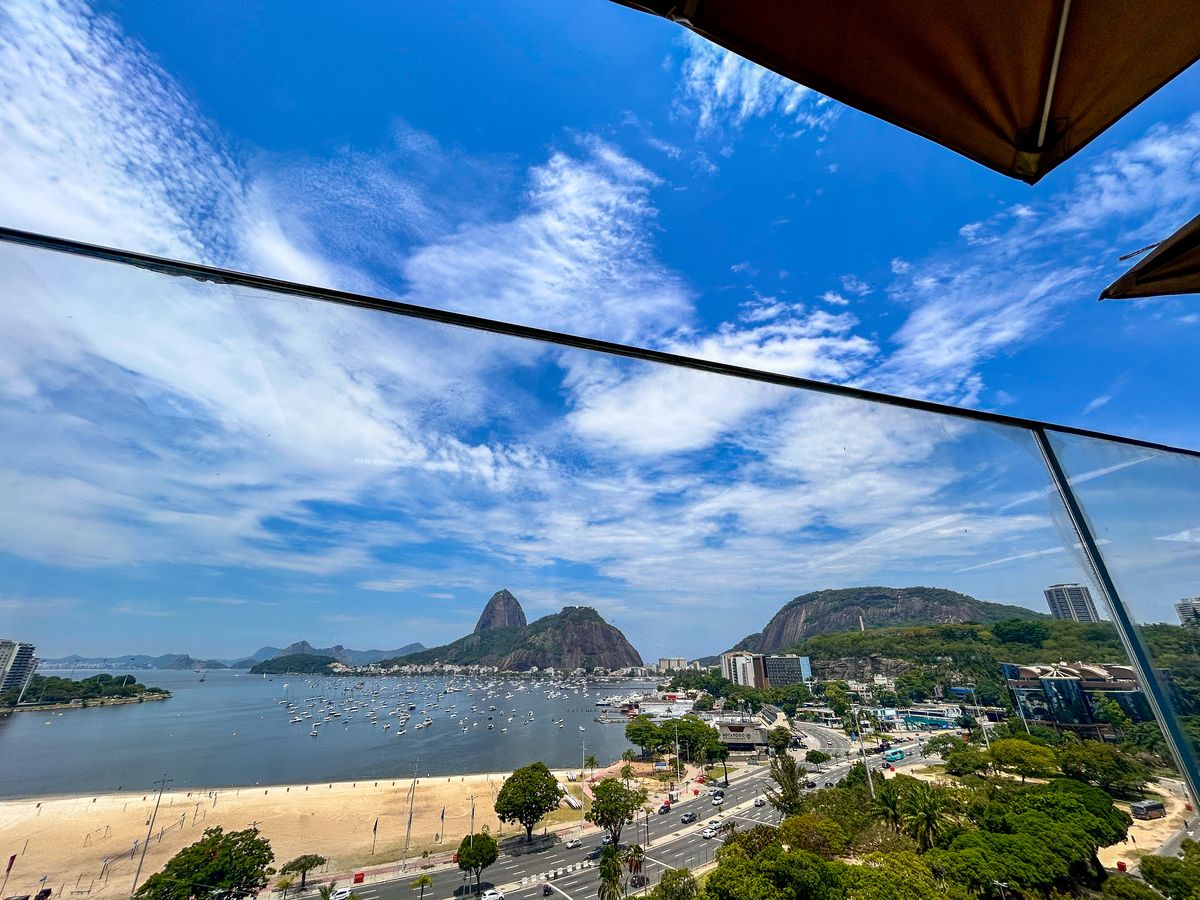 Vista da enseada de Botafogo com o Pão de Açúcar a partir do Mirante do Botafogo Praia Shopping no Rio de Janeiro.