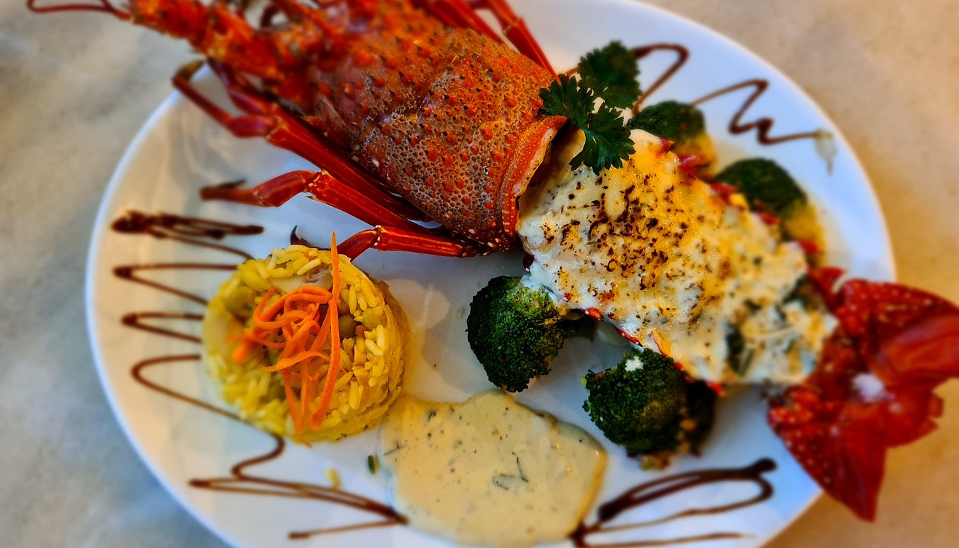 Al ser la 'Capital del Buceo' y un puerto pesquero activo, el pescado es el rey absoluto. En la imagen una langosta gratinada.