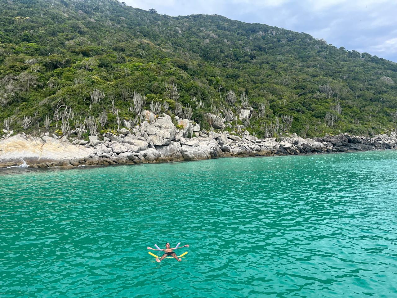 El viento es un factor constante. Praia Grande es la zona más expuesta al mar abierto y al viento, ideal para ver el atardecer, pero donde el mar suele ser más bravo.