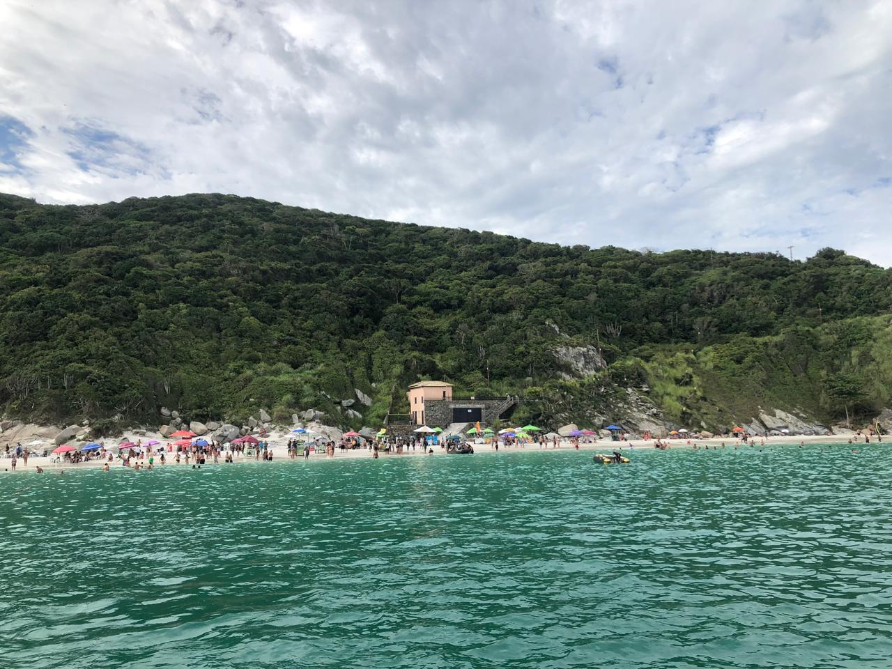 A unos 165 km al noreste de la ciudad de Río de Janeiro (3 horas aprox.). La terminal principal para llegar es el Puerto de Praia dos Anjos, desde donde salen todos los barcos de excursión.