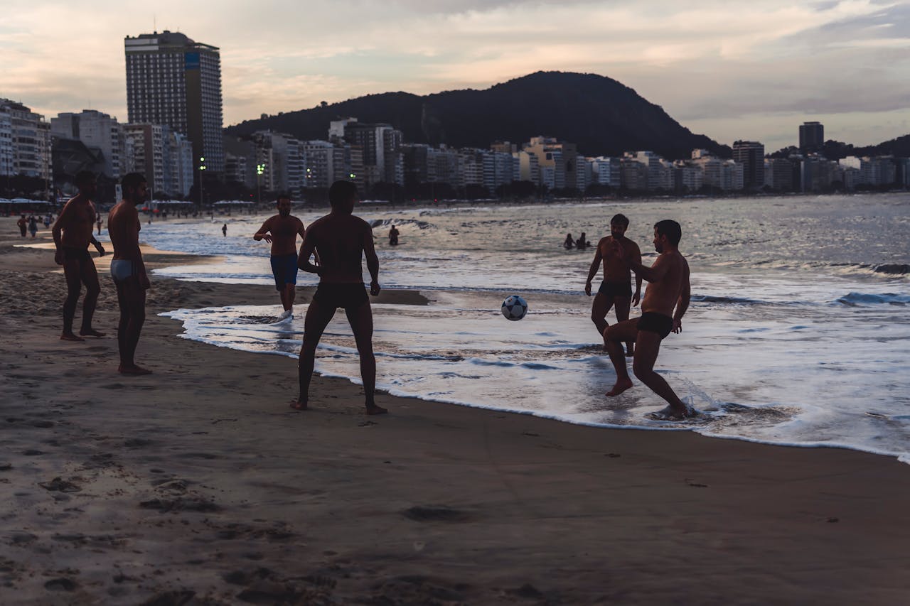 En las playas es muy común ver personas jugando con un futbol. Tambien se juega mucho futvoley. En la imagen, la icónica playa de Copacabana en Río de Janeiro, Brasil.