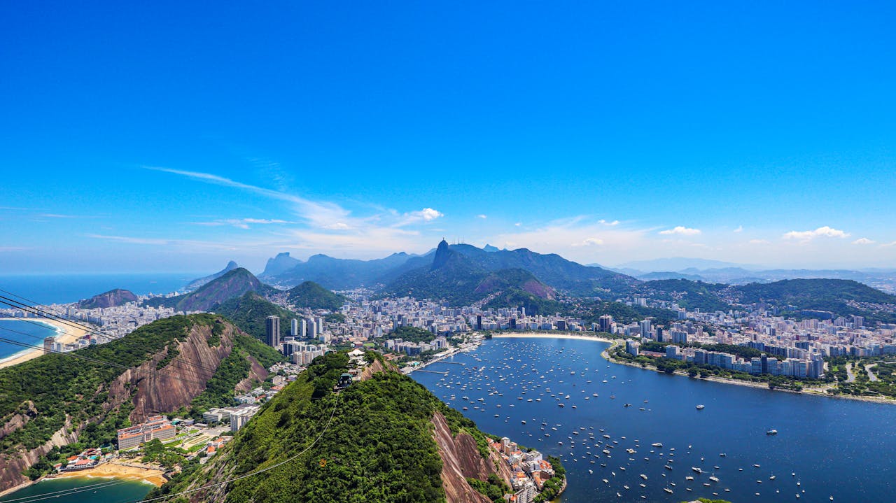 Vista desde el Pan de Azucar. En la imagen puede verse el barrio residencial Botafogo, y a la izquierda de la imagen la playa de Copacabana.