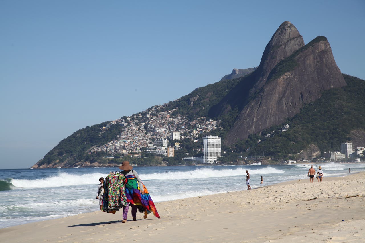 Clásica playa de Ipanema, Río de Janeiro, Brasil. De fondo el morro Dois Irmaos y la Comunidad de Vidigal.