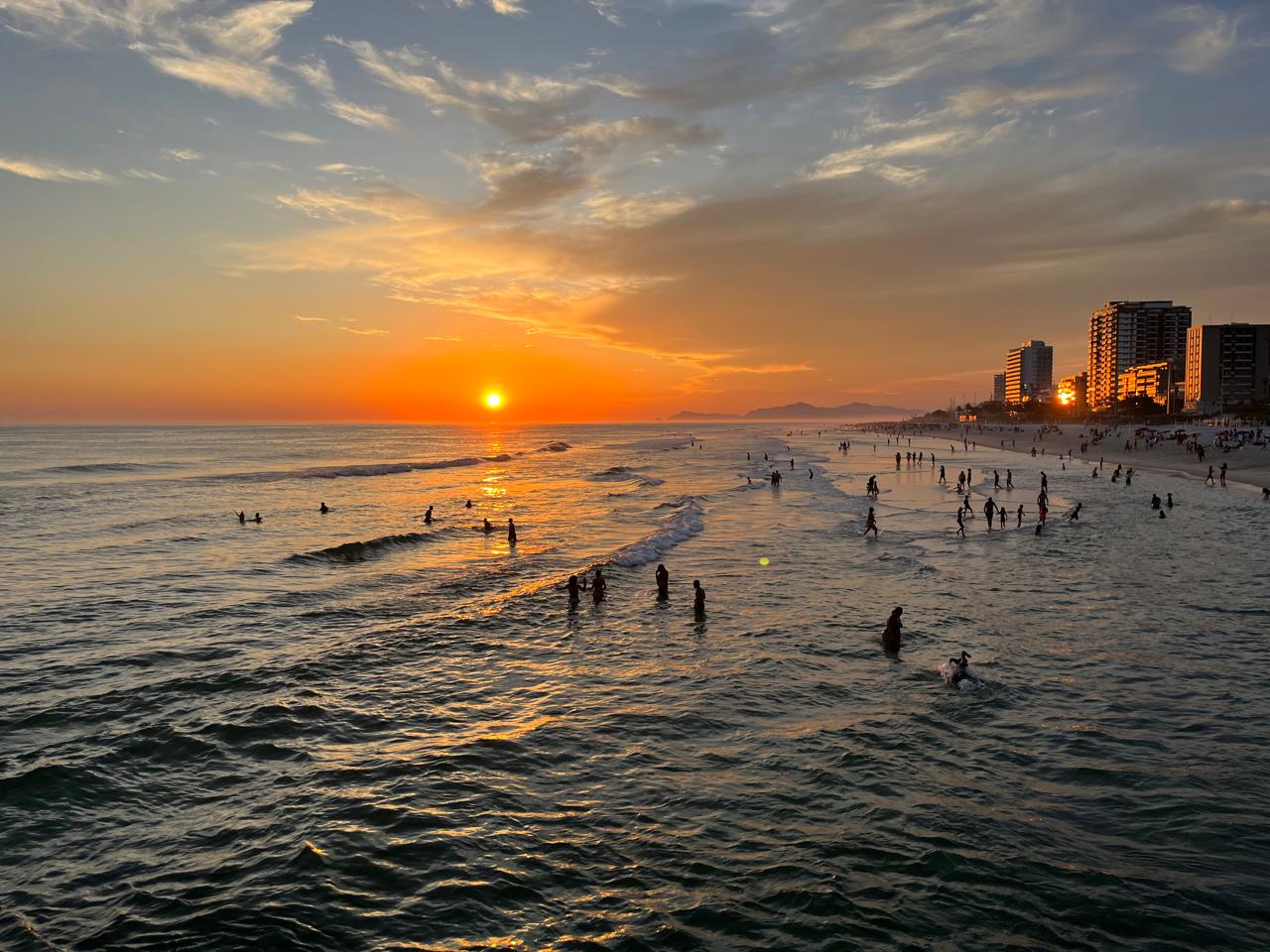 Los atardeceres en la playa suelen ser maravillosos. Foto tomada en la playa de Barra da Tijuca, Río de Janeiro, Brasil.