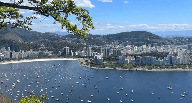 Imagen del barrio de Botafogo tomada desde el morro Pan de Azucar, en Río de janeiro, Brasil.