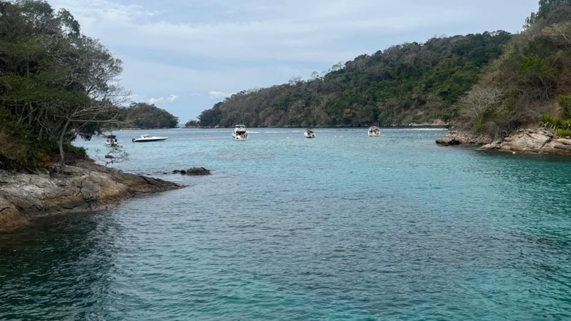 Laguna Azul: Puntos clásicos para hacer snorkel entre peces de colores. Se visitan en los paseos de lancha 'Meia Volta' o 'Ilhas Paradisiacas'.