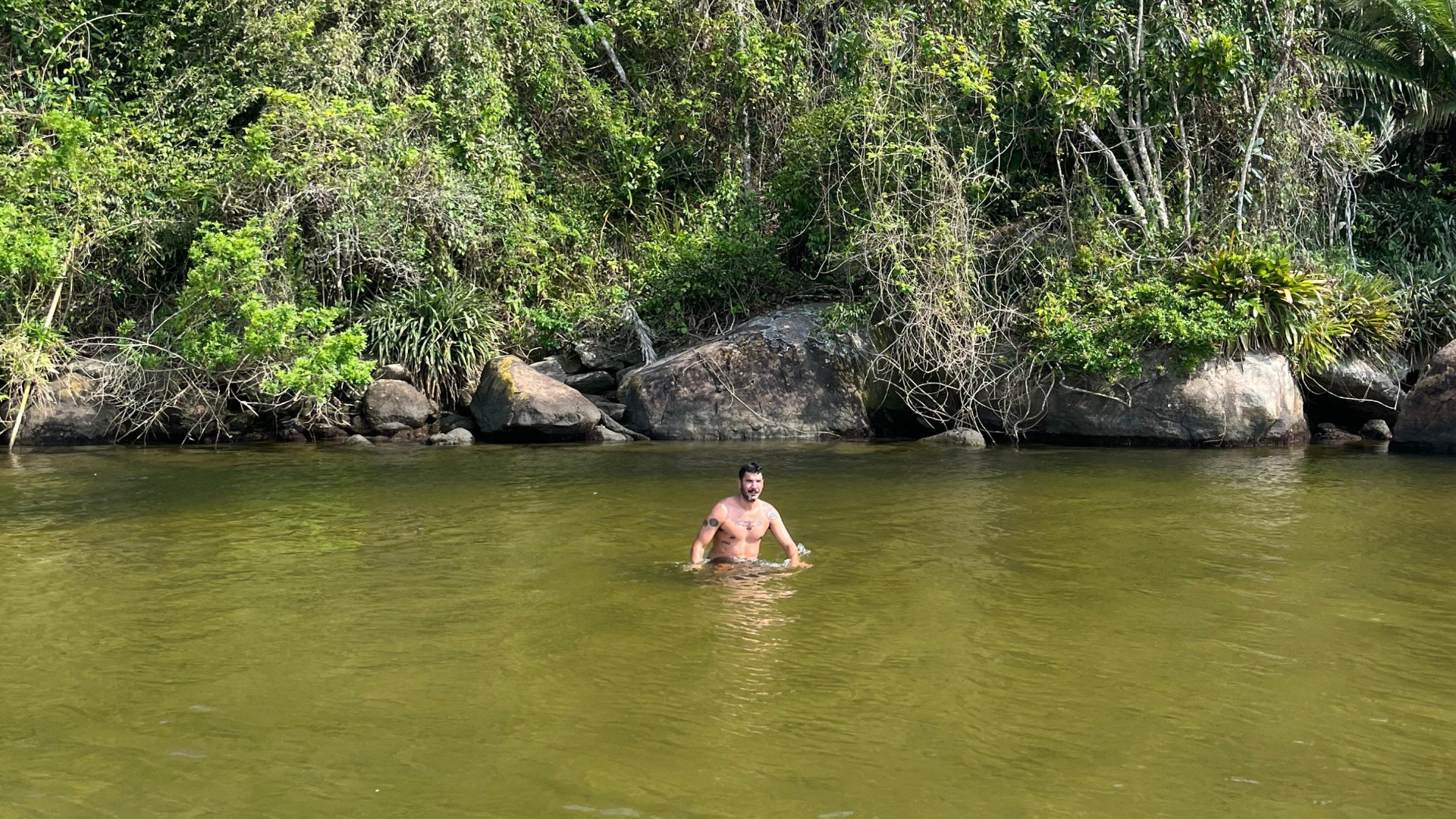Se dice que Ubatuba tiene más de 100 playas. Lo increíble es la variedad: para familias: Playas como Lázaro o Enseada donde el agua es una pileta. Para surfistas: Itamambuca o Praia Vermelha, con olas potentes que atraen campeonatos mundiales. Escondidas: Playas a las que solo llegás caminando por el medio del monte o en barquito.