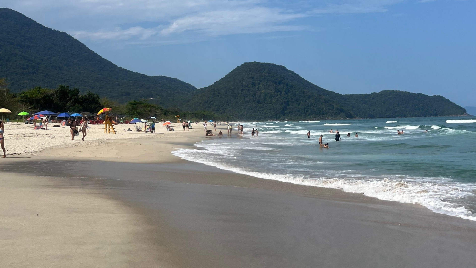 Está en el norte del estado de São Paulo. No es la típica ciudad plana con edificios en la costa; es una zona montañosa llena de bahías y recovecos. Es famosa por ser la 'Capital del Surf' en Brasil, pero también por tener playas que parecen sacadas de la película Náufrago.
