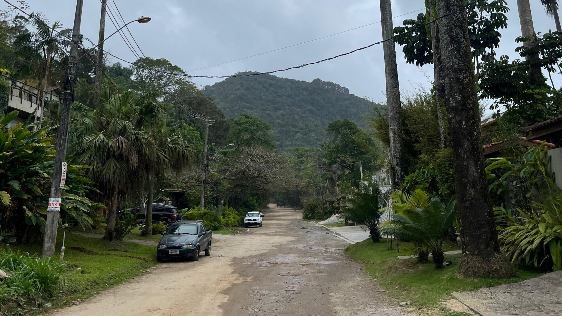 Es un destino muy 'pé na areia' (pie en la arena). No necesitás ropa elegante; la gente anda en ojotas, malla y relajada. Es el lugar ideal si buscás desconectar de la ciudad y conectar con el ruido de las olas y los pájaros.