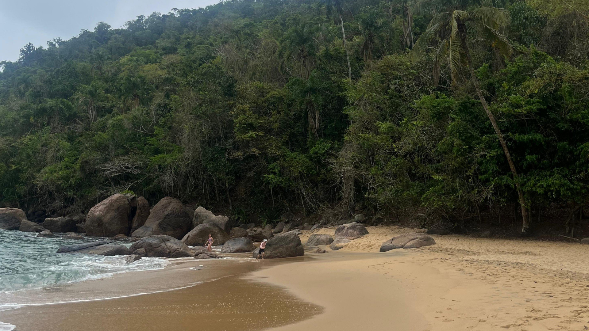 A la ciudad la apodan cariñosamente 'Ubachuva' (chuva es lluvia en portugués). Como hay mucha montaña y selva, llueve bastante seguido. Eso es lo que mantiene todo tan verde y selvático, pero siempre es bueno llevar un piloto o tener paciencia si se nubla.