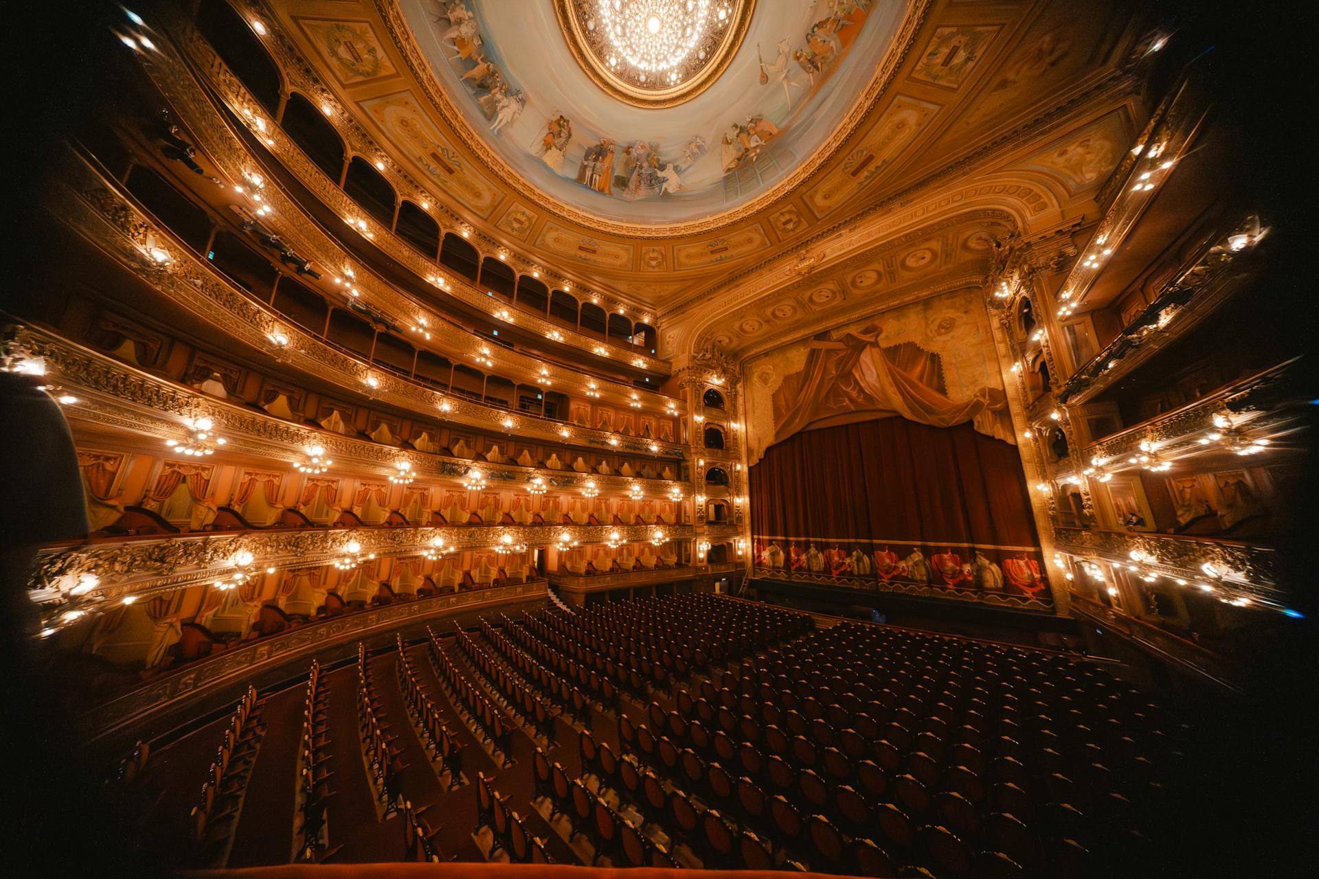 Impresionante vista del ornamentado interior del Teatro Colón, Buenos Aires, Argentina.