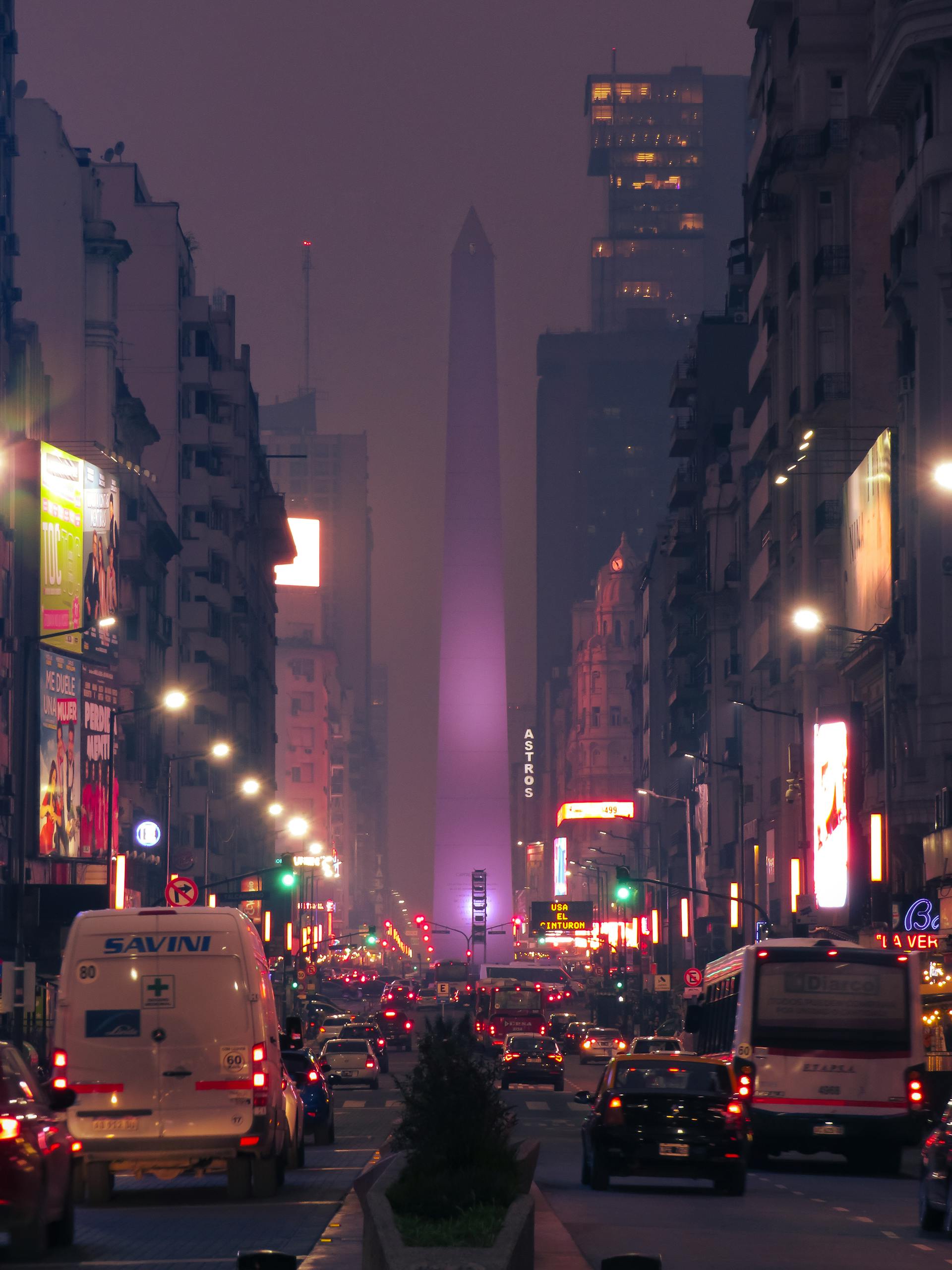 El Obelisco, en la Avenida 9 de Julio, Buenos Aires.
