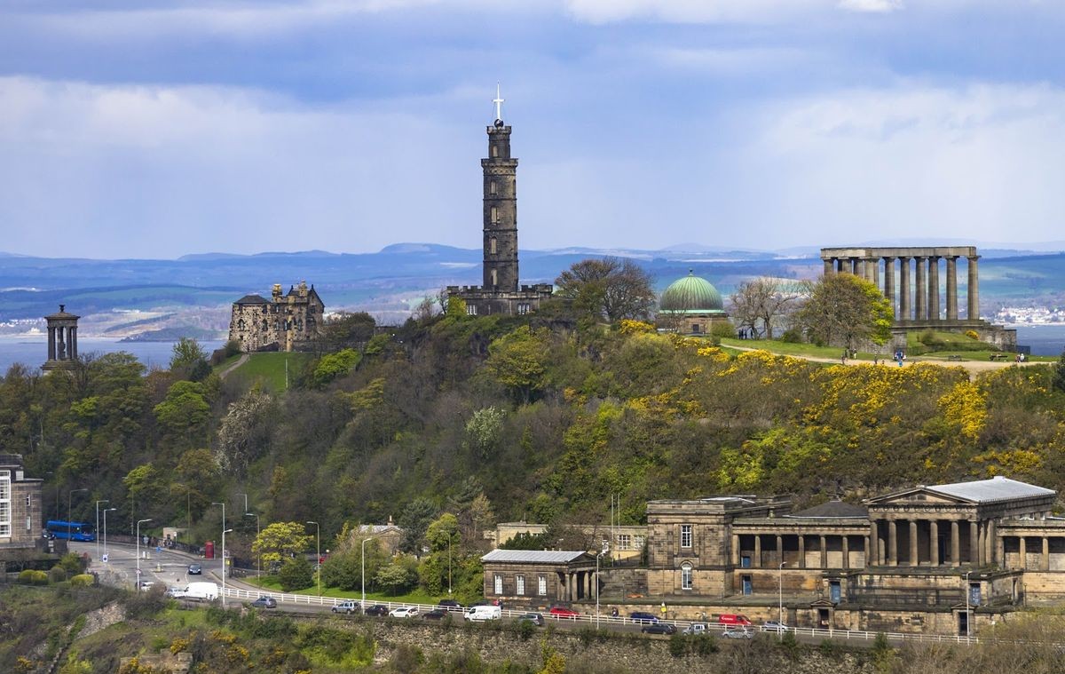 Vista do Observatório da Cidade e do Monumento a Nelson recortando o céu de Edimburgo a partir do Calton Hill.