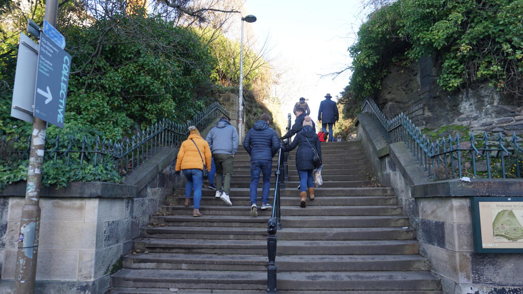 Trilha de escadas de pedra que dá acesso rápido à colina de Calton Hill a partir de Regent Road.