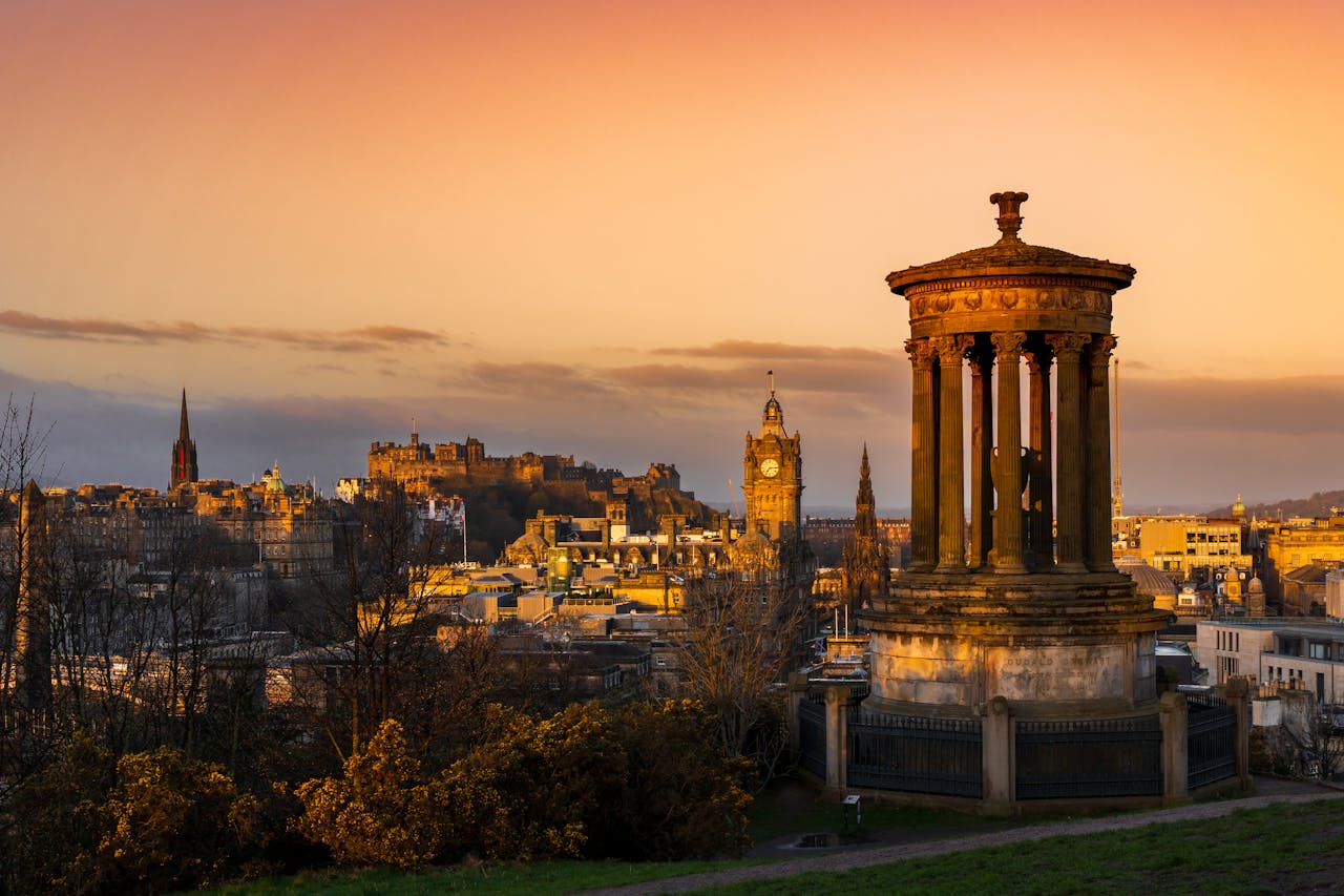 Vista panorámica de la Old Town de Edimburgo desde Calton Hill al atardecer.
