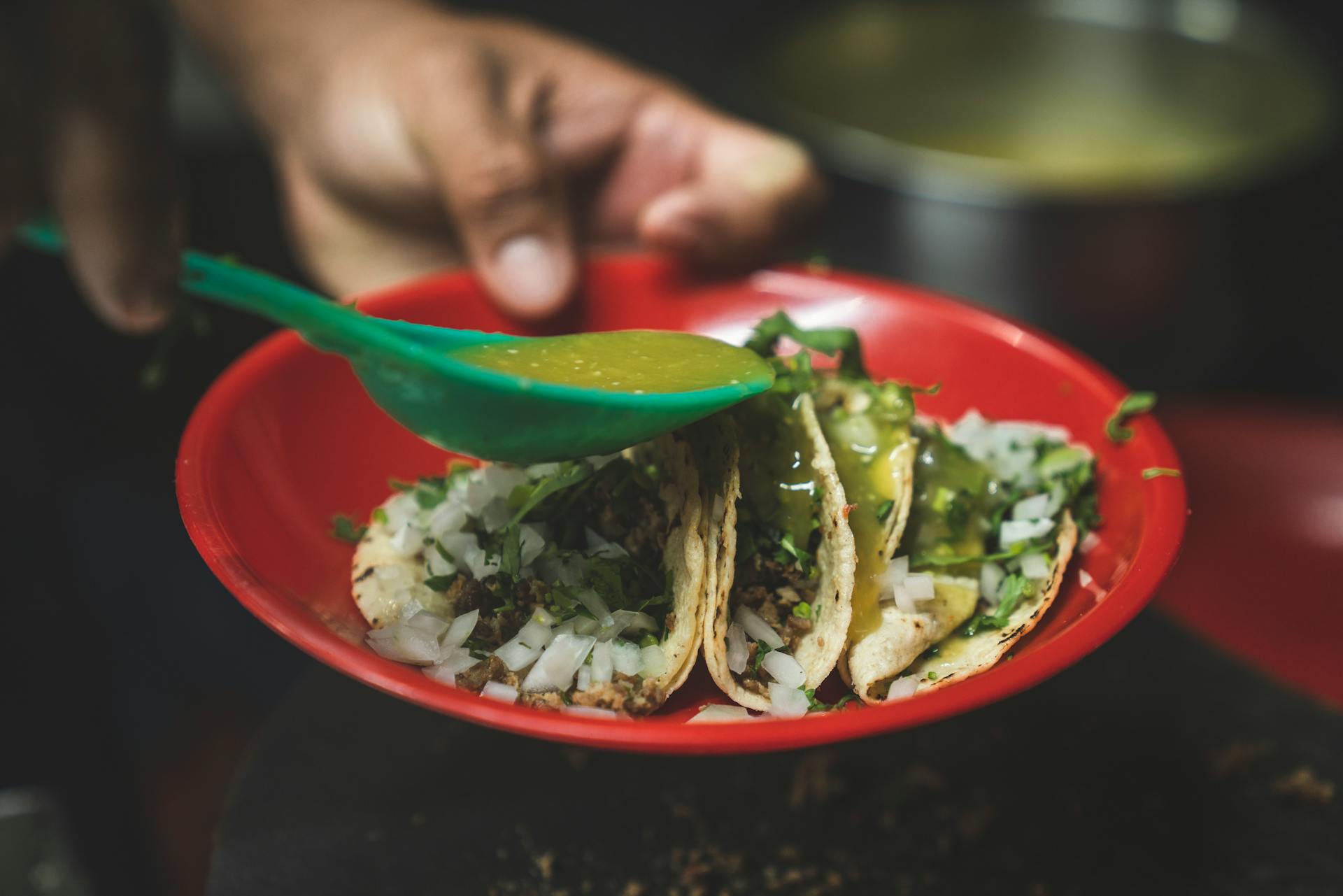 Los tacos son el pilar de la gastronomía mexicana, una tradición que se remonta a la época prehispánica cuando las tortillas de maíz se usaban como plato y cuchara.