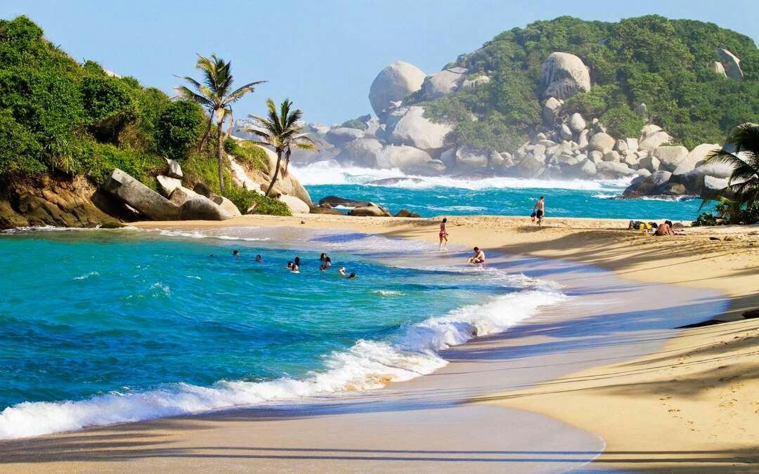 El Parque Nacional Natural Tayrona es uno de los santuarios ecológicos más importantes de Colombia. Protege la franja costera donde se encuentran la selva tropical y el Mar Caribe, justo a los pies de la Sierra Nevada de Santa Marta.