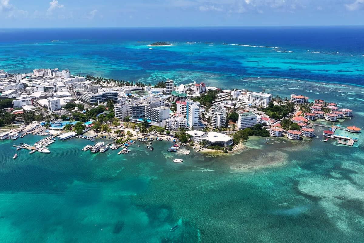La Isla de San Andrés es un paraíso caribeño ubicado a unos 700 kilómetros de la costa continental de Colombia. Es famosa mundialmente por su 'Mar de los Siete Colores', gracias a la variedad de tonos azul, turquesa y verde que generan sus arrecifes de coral.
