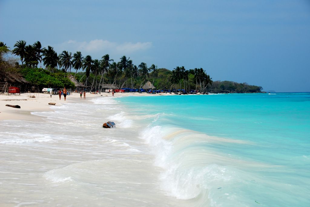 Isla Barú es en realidad una península costera ubicada a unos 45 minutos al sur de Cartagena de Indias. Es uno de los destinos playeros más populares y accesibles del Caribe colombiano.