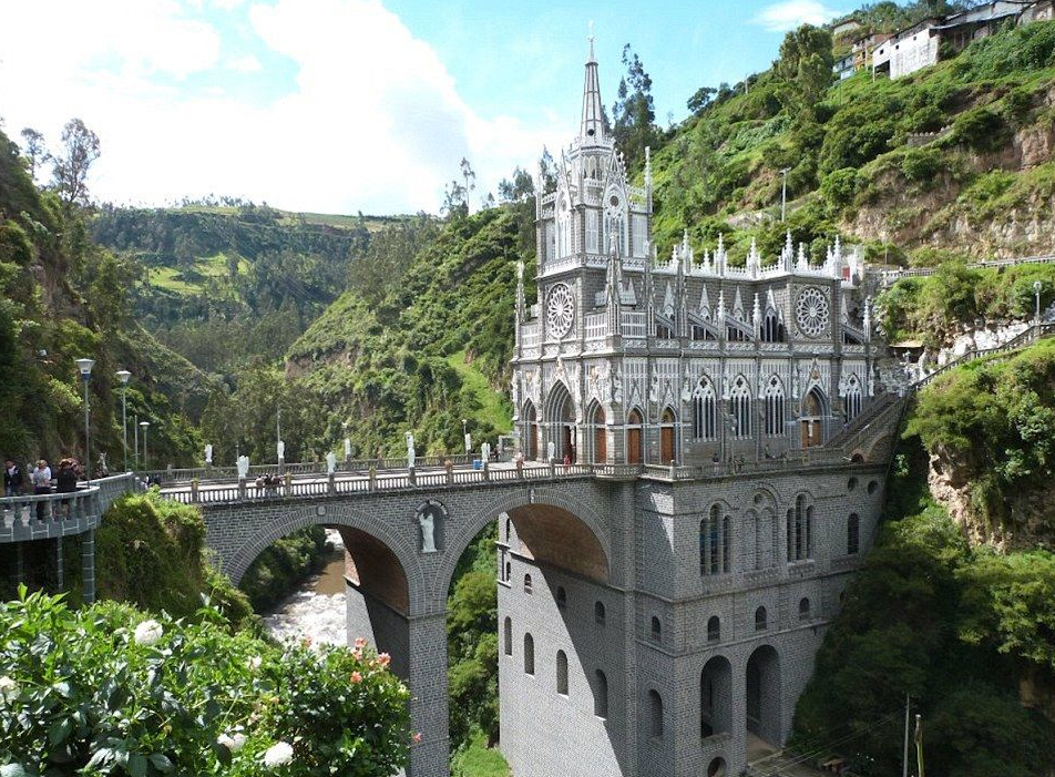 El Santuario de Nuestra Señora del Rosario de Las Lajas es una espectacular basílica de estilo neogótico considerada una de las iglesias más hermosas del mundo. Está construida directamente sobre un puente de piedra a 50 metros de altura que cruza el imponente cañón del río Guáitara en el municipio de Ipiales, Colombia.