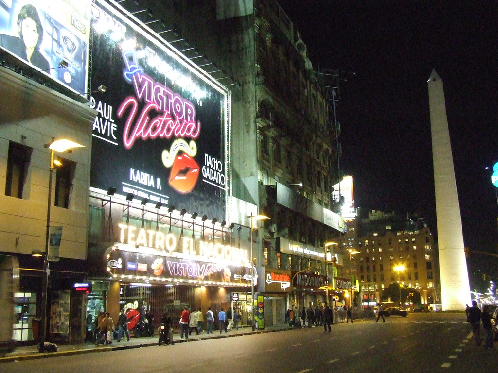 Cartaz de teatro na Avenida Corrientes, Buenos Aires.