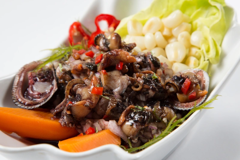 Ceviche con conchas negras, clasico de la costa norte peruana.