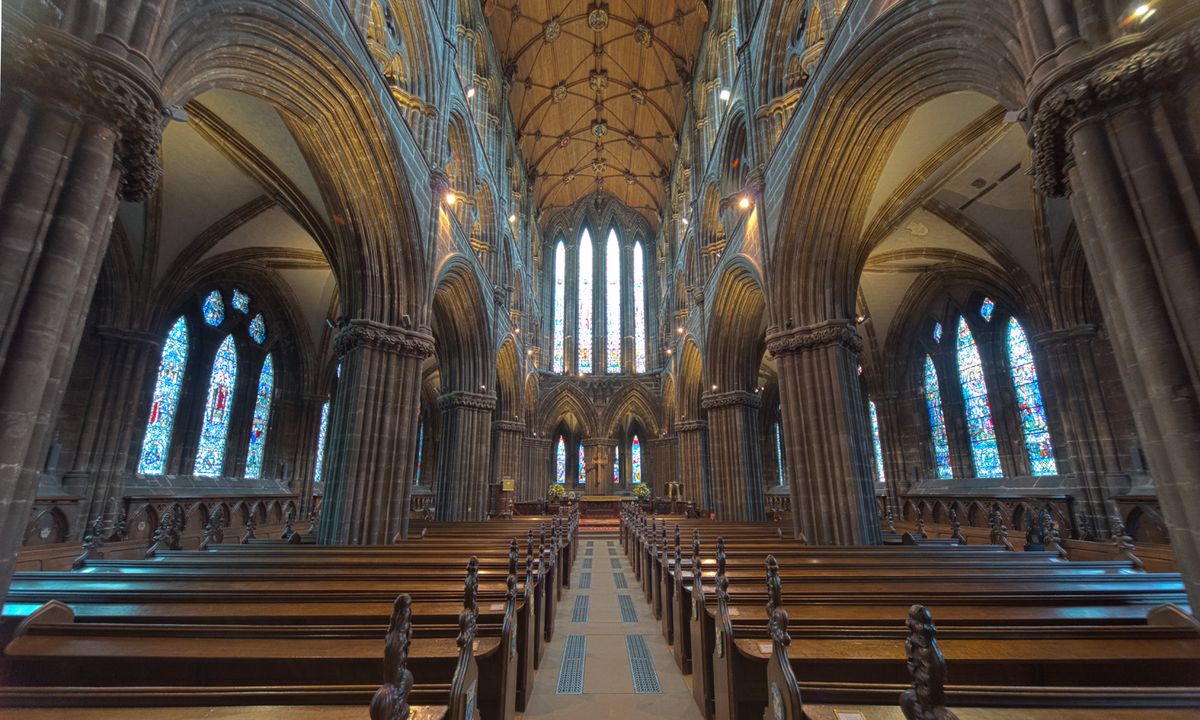 Vista interna da Catedral de Glasgow, Escócia.