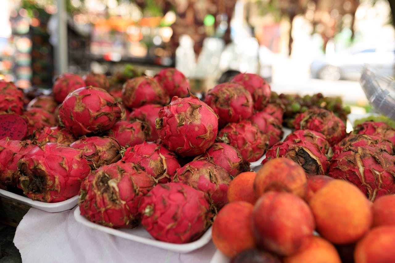 Frutas del Dragón en mercado al aire libre de Santiago de Chile.