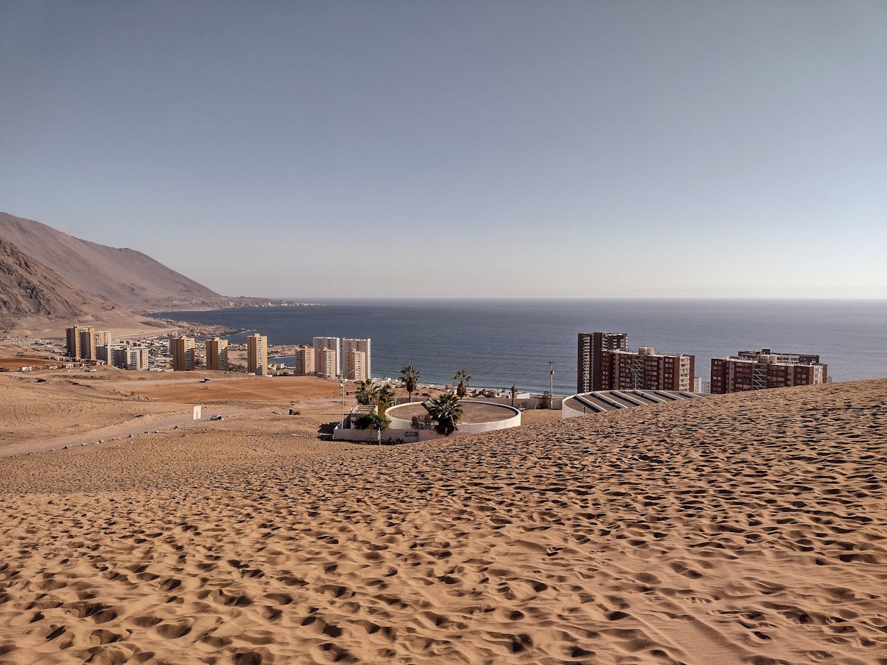 Vista de Arica vista desde sus enormes dunas.