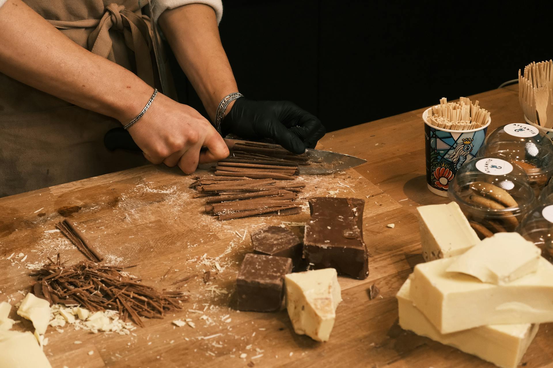 Bariloche es conocida oficialmente como la Capital Nacional del Chocolate en Argentina. La tradición chocolatera de la ciudad combina recetas europeas (principalmente de inmigrantes italianos y suizos) con ingredientes patagónicos auténticos.