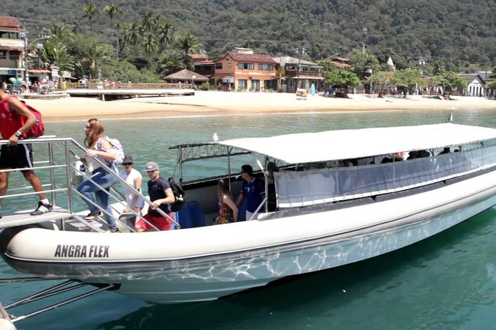 Flexboat navegando hacia el muelle de Vila do Abraão en Ilha Grande, Brasil.
