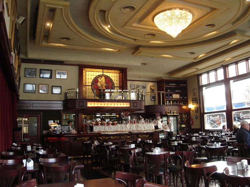 Interior clássico com boiserie de madeira e ambiente tradicional no Café de los Angelitos, no bairro de Balvanera, Buenos Aires.