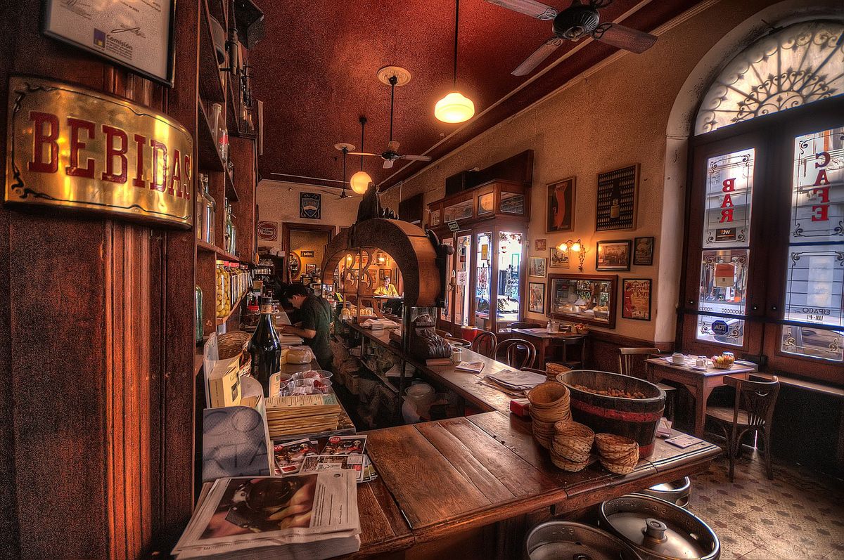 Interior do Bar El Federal em San Telmo, Buenos Aires.